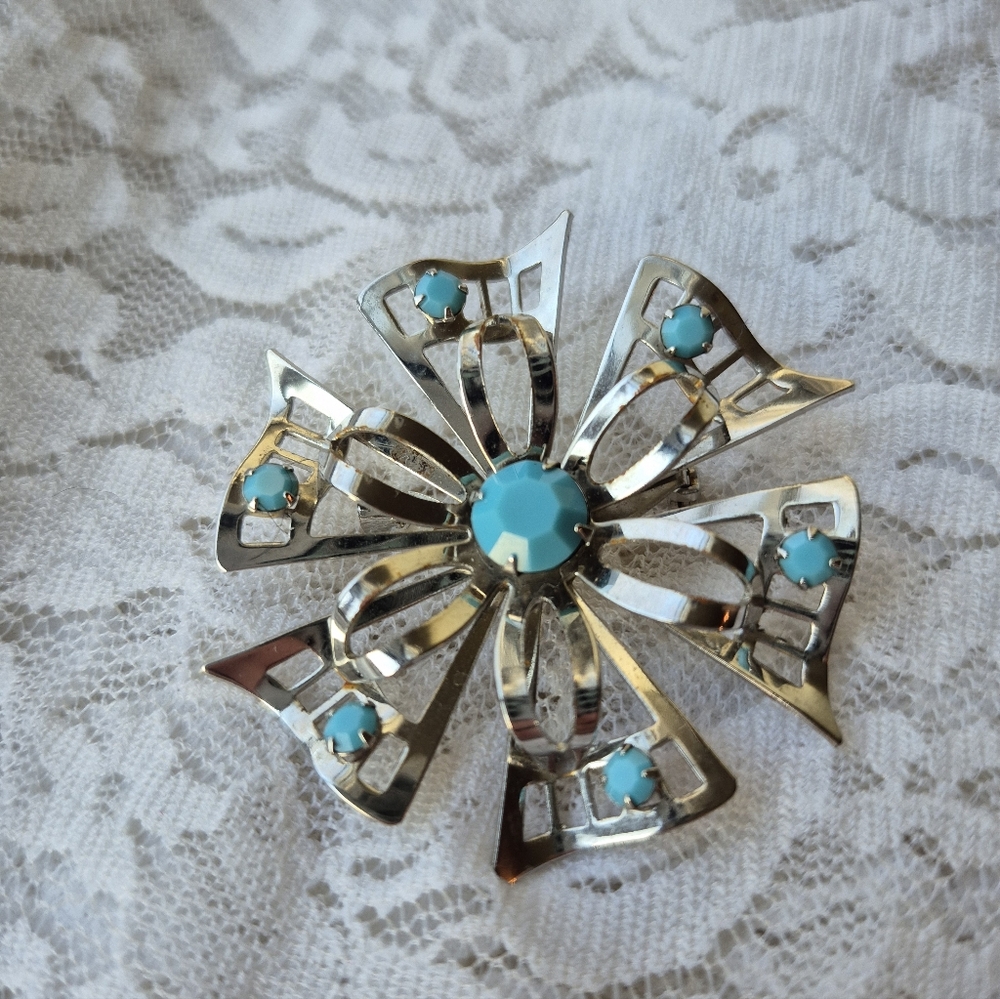 Vintage 1960s Silvertone and Turquoise Cabachon Flower Brooch